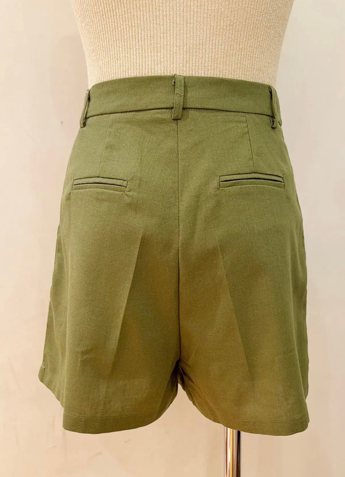 Short en lin kaki