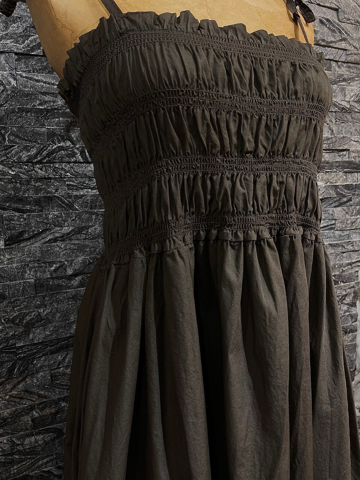 Robe froncée marron foncé