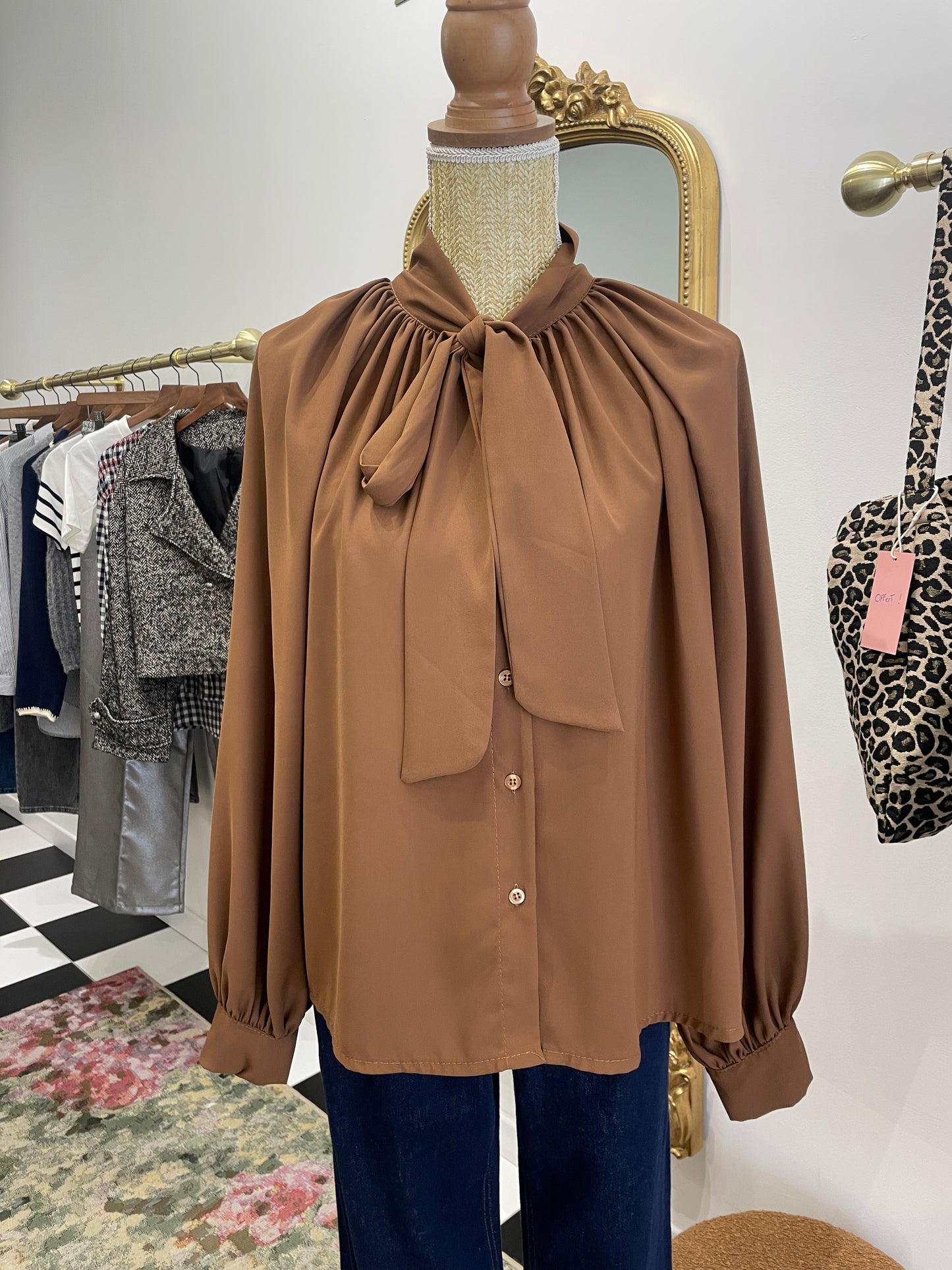 Chemise marron à col lavallière