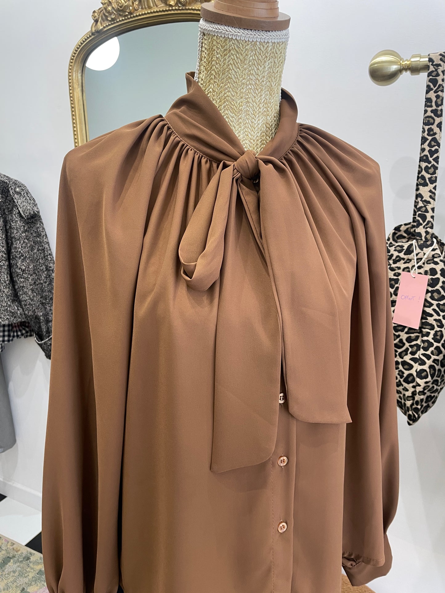 Chemise marron à col lavallière