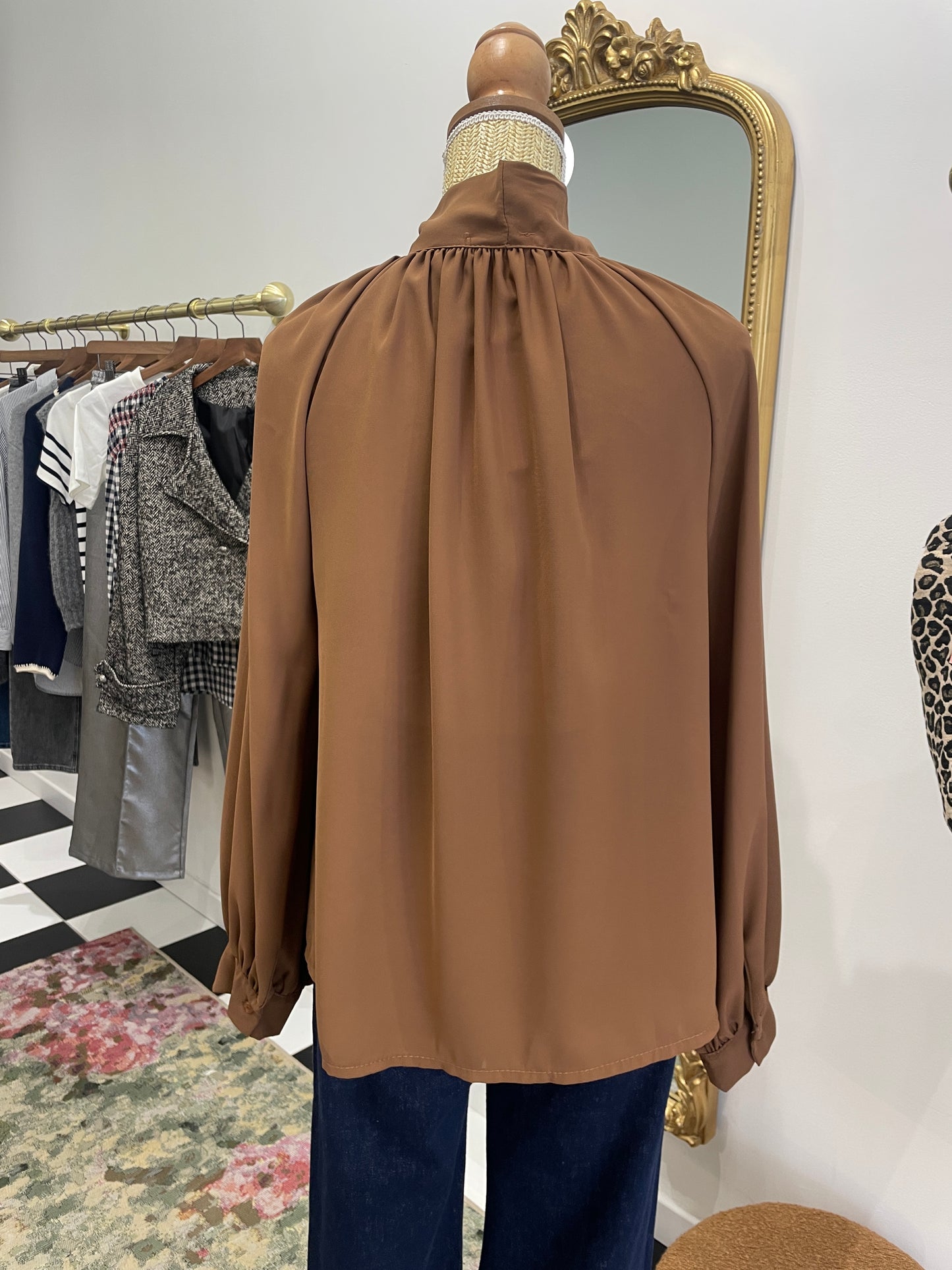 Chemise marron à col lavallière