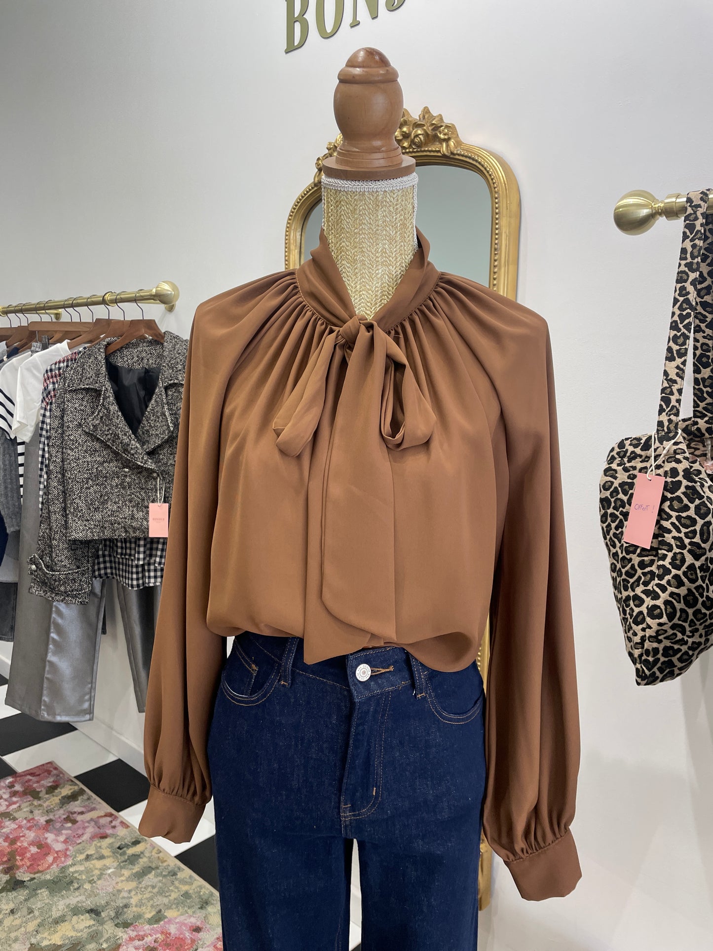 Chemise marron à col lavallière