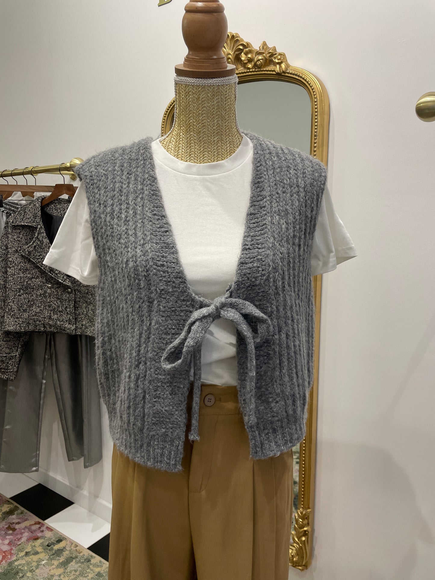 Gilet gris à nouer