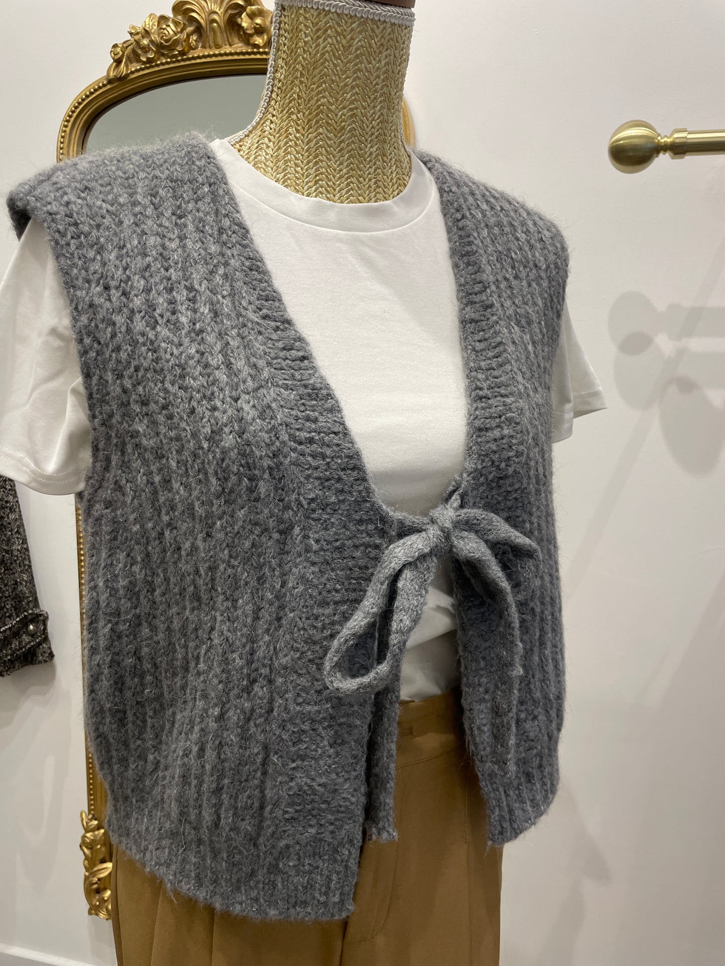 Gilet gris à nouer