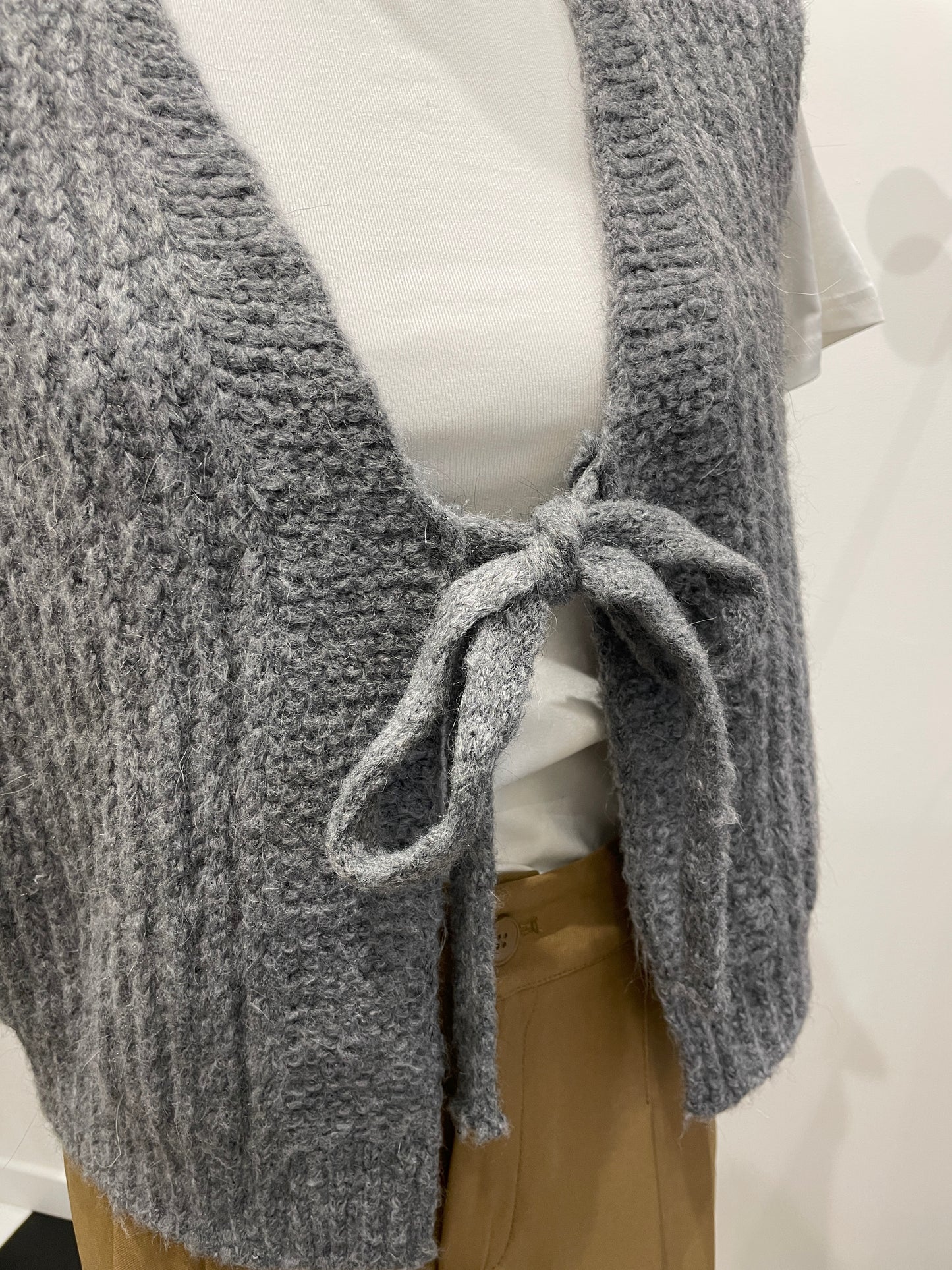 Gilet gris à nouer