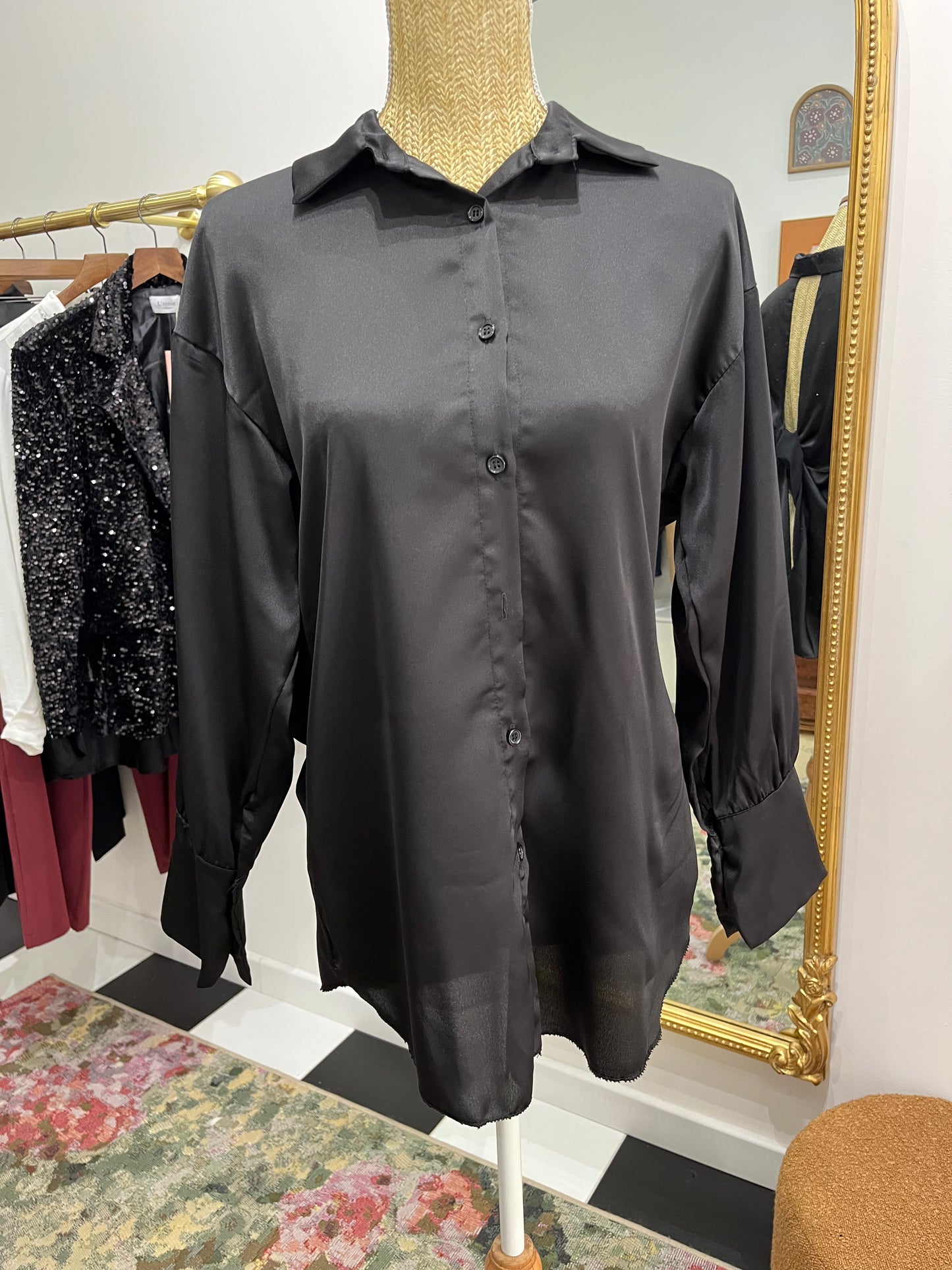 Chemise satinée avec dos nu