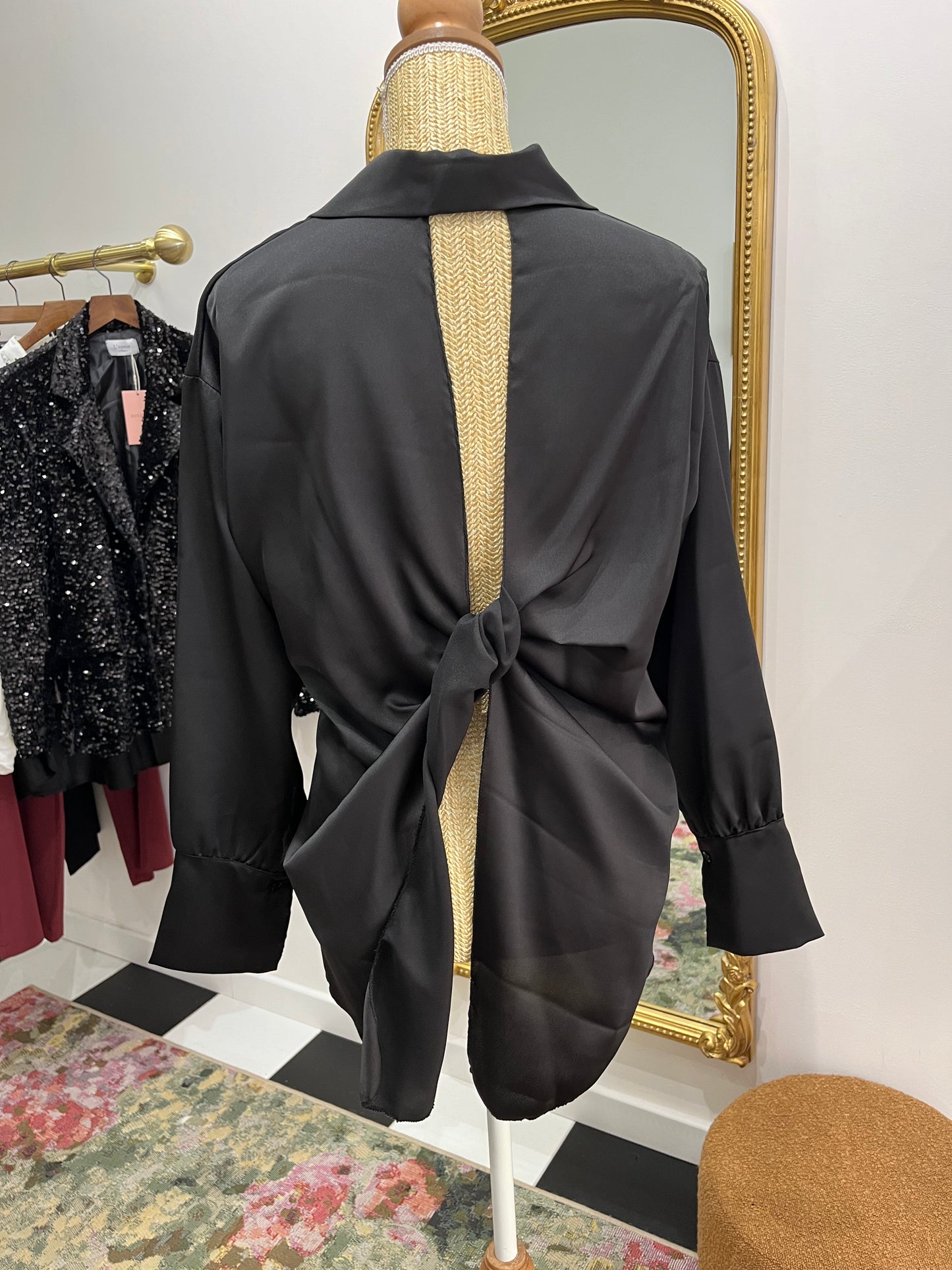 Chemise satinée avec dos nu